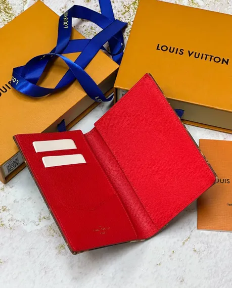 Обложка для паспорта Louis Vuitton Vivienne Holidays