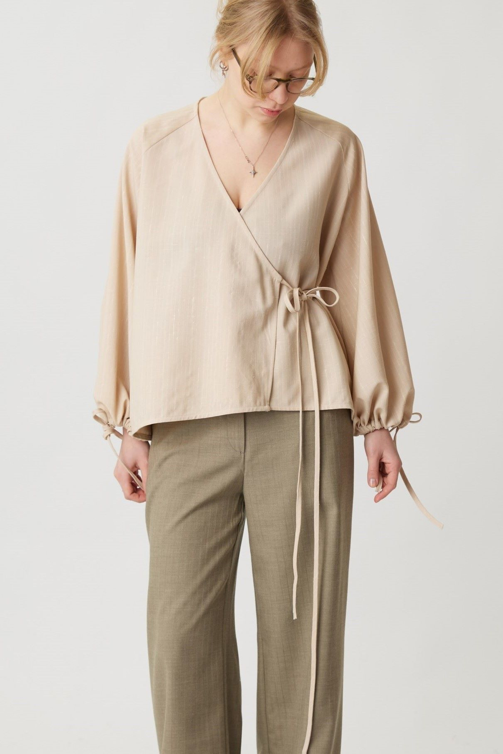 Блузка на запах из бежевой шерсти