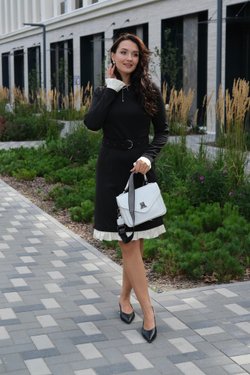 Платье-футляр черное из вискозы со съемной оборкой