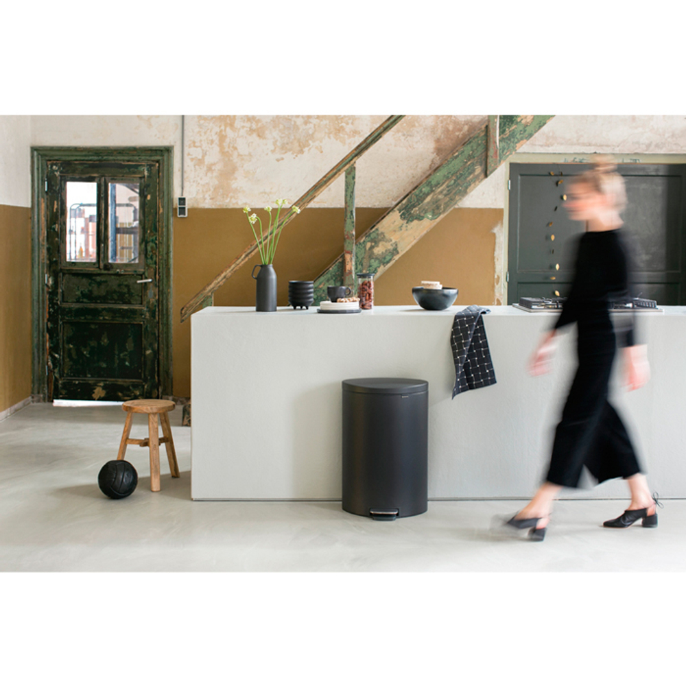 Мусорный бак с педалью 40л FB Brabantia Минерально-графитовый