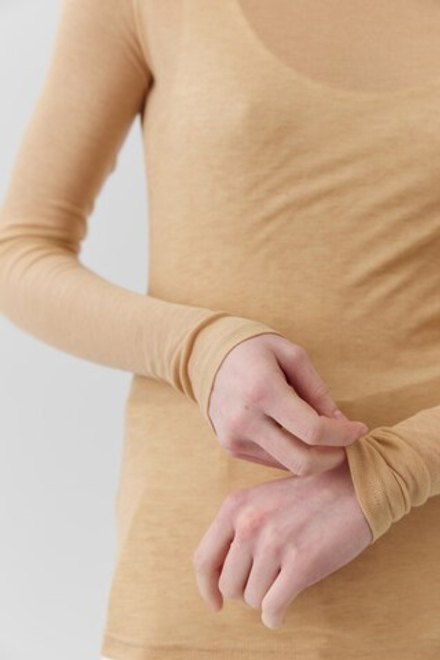 Топ прилегающего силуэта из кашемира бежевого цвета