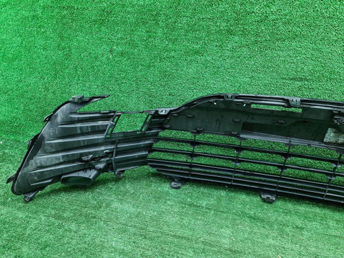 Решетка переднего бампера Toyota Camry XV70 20-нв