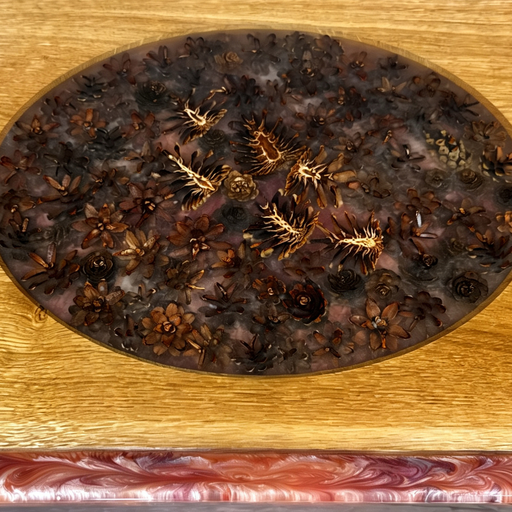 Стол из массива дуба, эпоксидной смолы и шишек.&nbsp; Живой срез дерева с ручной заливкой.