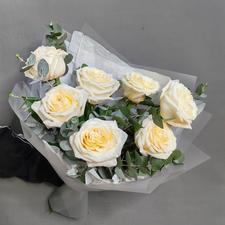 Букет из 7 пионовидных роз "Candlelight" с эвкалиптом