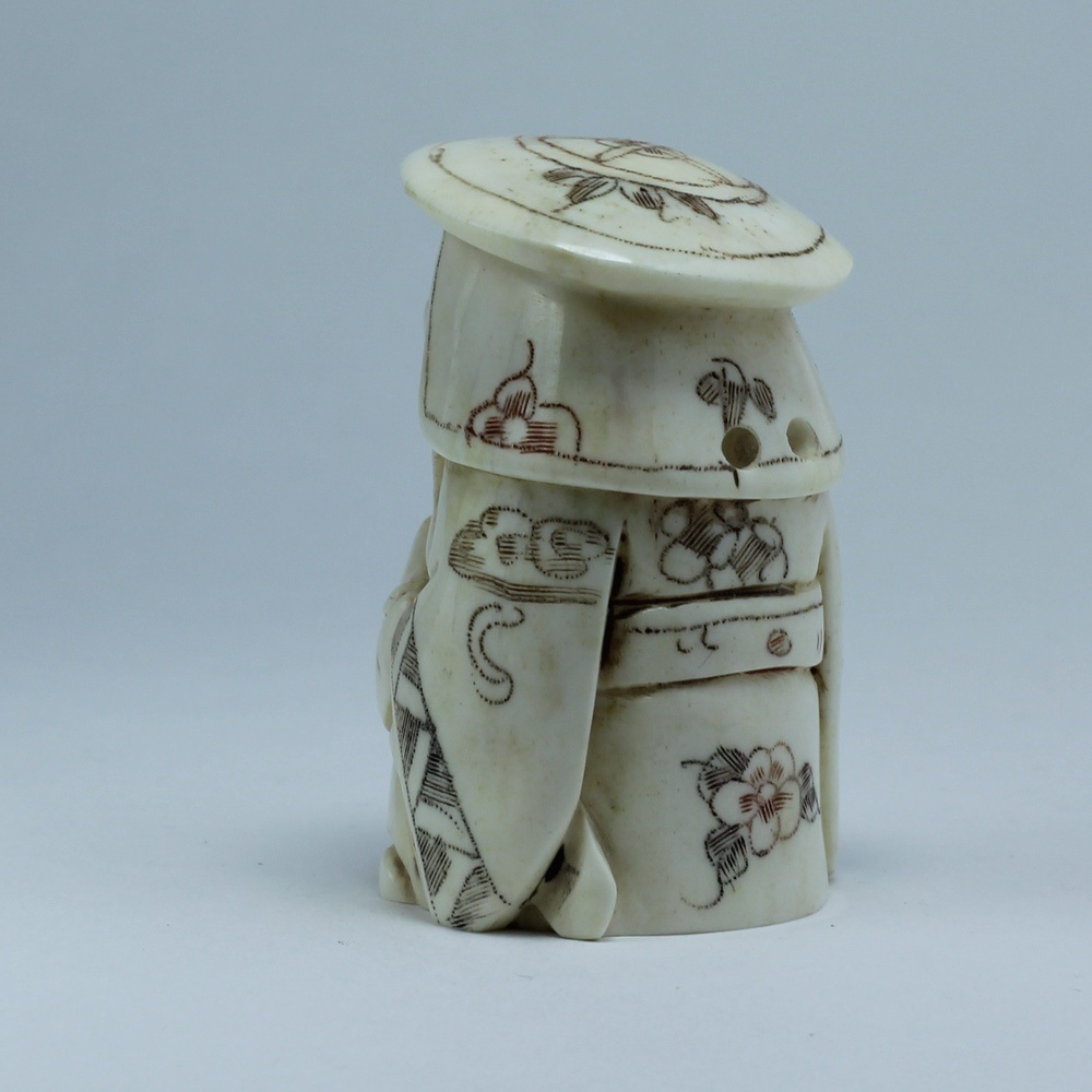 Нэцкэ самурай в круглой шапке с мечом на поясе