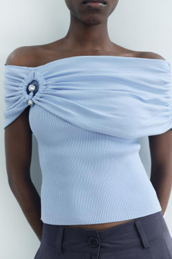 ZARA ТРИКОТАЖНЫЙ ТОП С ОТКРЫТЫМИ ПЛЕЧАМИ И МЕТАЛЛИЧЕСКИМ КОЛЬЦОМ, СИНИЙ