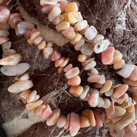 Розовый опал. Камни для изделий на заказ. Цена зависит от вида заказанного изделия