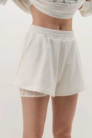 Шорты из футера укороченные сбоку кремового цвета