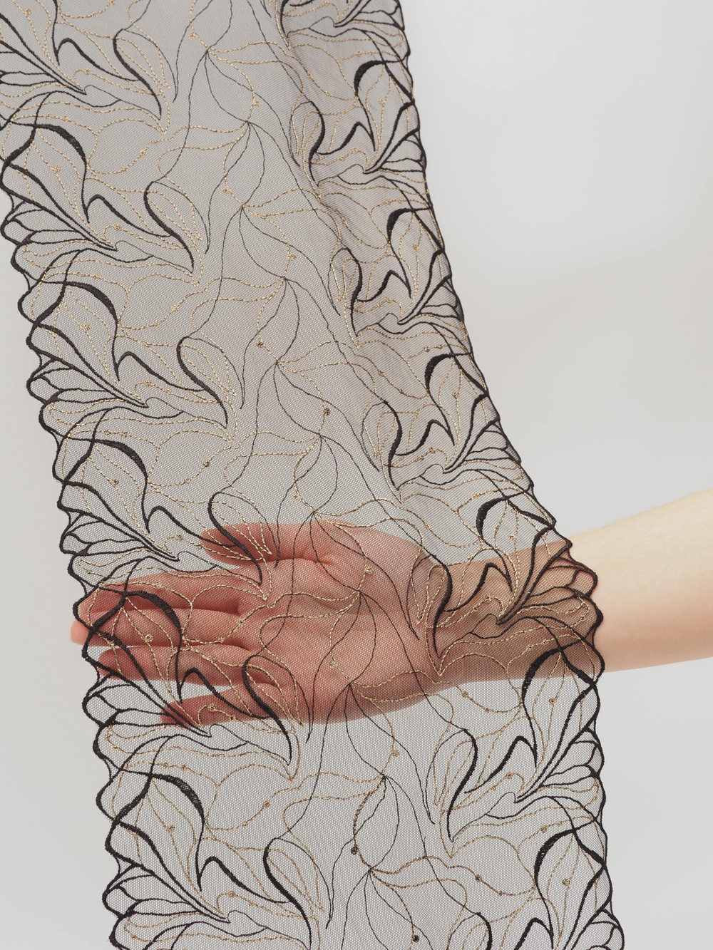 Вышивка на сетке черная с золотым люрексом неэластичная ширина 24 см ОТРЕЗЫ