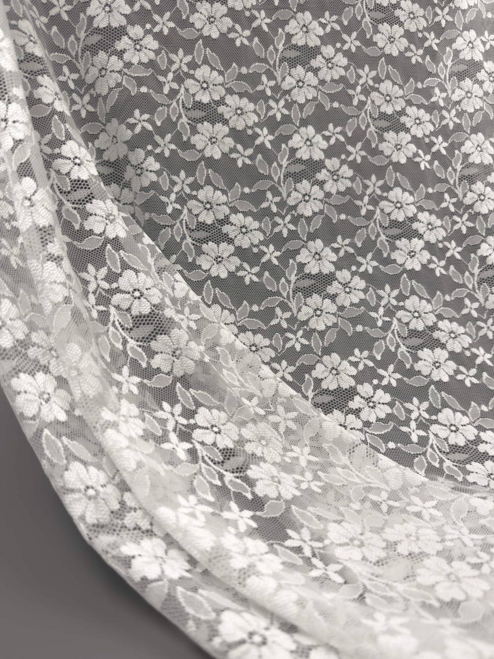 Гипюр эластичный белый ширина 150 см плотный С ПЯТНАМИ