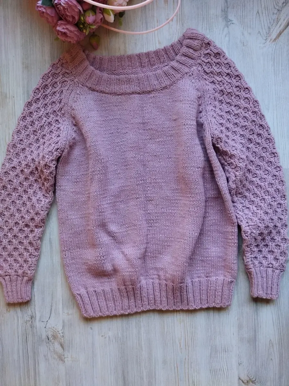 Свитер ручной работы с узором соты на рукавах.