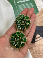 Накладка на пуговицу в форме цветка золотистая с зелеными стразами 3 ряда (клипсы)