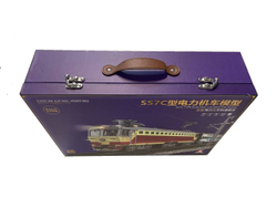 Железная дорога aole 22935 , модель электропоезда SS7 с двумя вагонами , размер путей 1.86 м на 1.03 м , в подарочной коробке