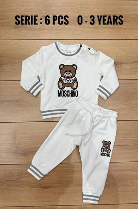 Костюм Moschino
