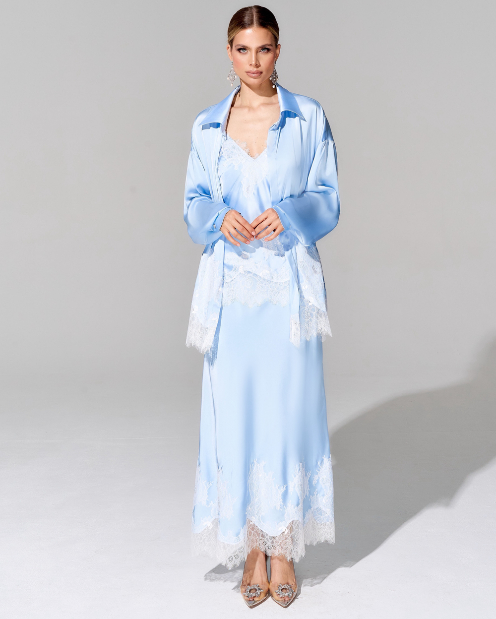 Блуза свободного кроя с отделкой французским кружевом