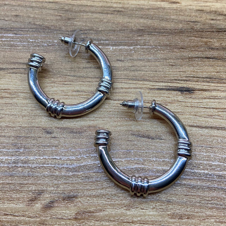 Серьги-гвоздики полукольца узор кольца металл серебристый 3 см