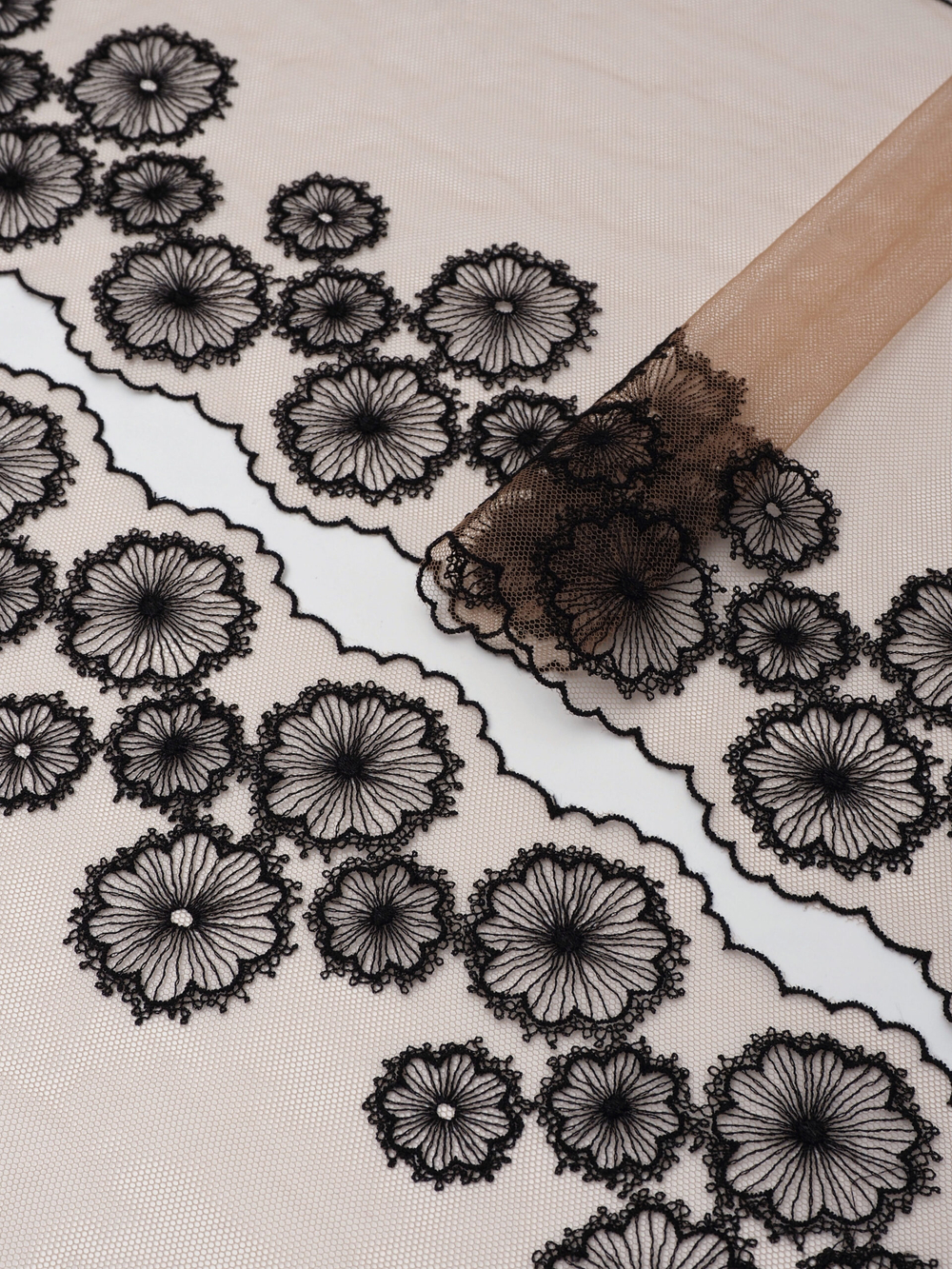 Кружево вышивка на сетке, цвет автозагар с черным, ширина 21 см, 2 стороны