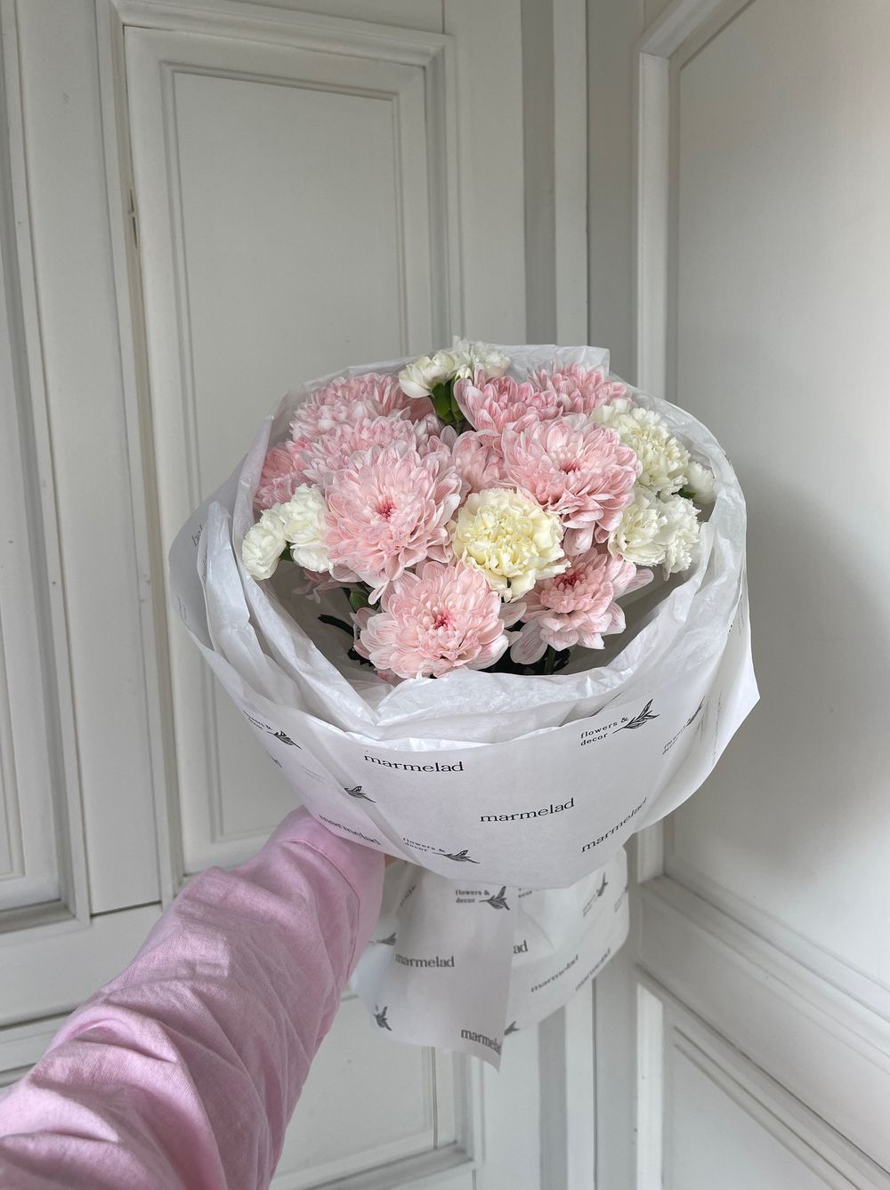 Букет с персиковой хризантемой и кустовыми диантусами