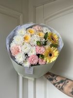 Букет сборный из хризантемы, герберы и кустовых пионовидных роз