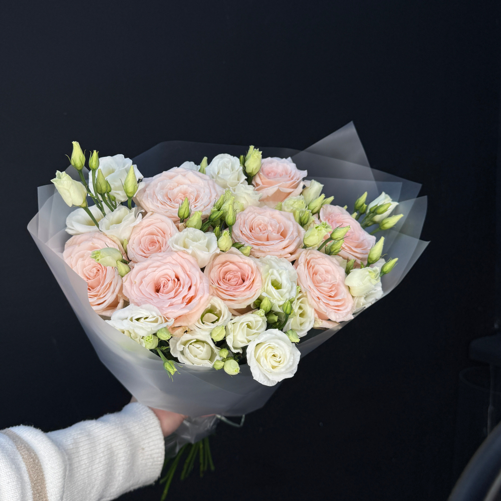 Букет из роз и белой эустомы