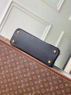 Louis Vuitton Capucines MM Souple