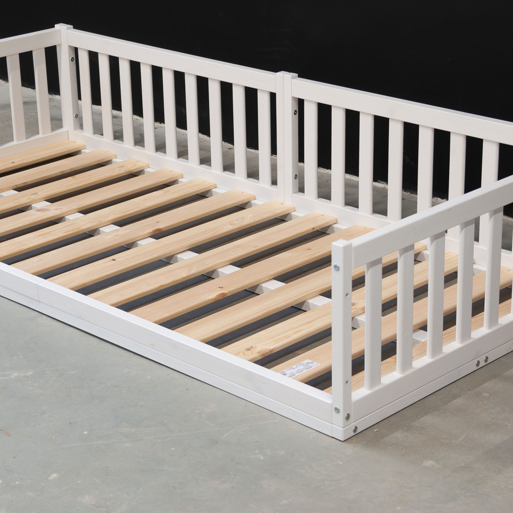 Кровать односпальная 90х200 Буфалина из массива сосны с настилом и бортиком, белая