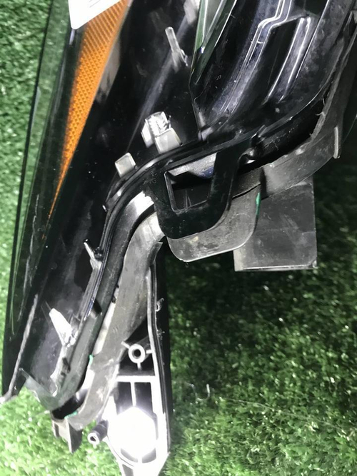 Битая Фара правая Lexus ES 7 (2018-2021) LED