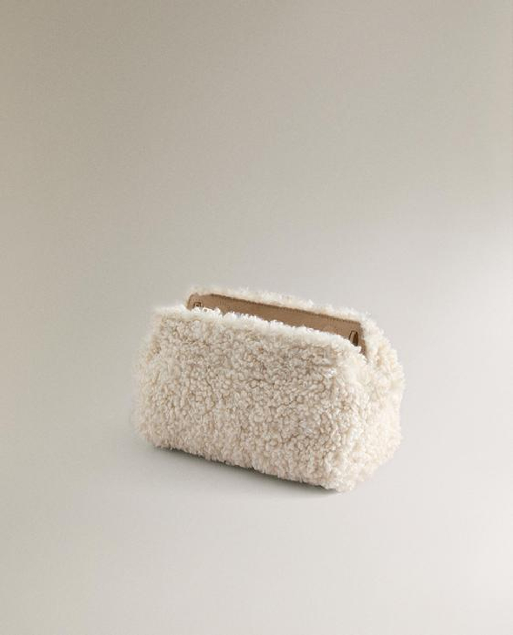 ZARA HOME КОСМЕТИЧКА СРЕДНЕГО РАЗМЕРА ИЗ ИСКУССТВЕННОГО МЕХА, ЭКРЮ