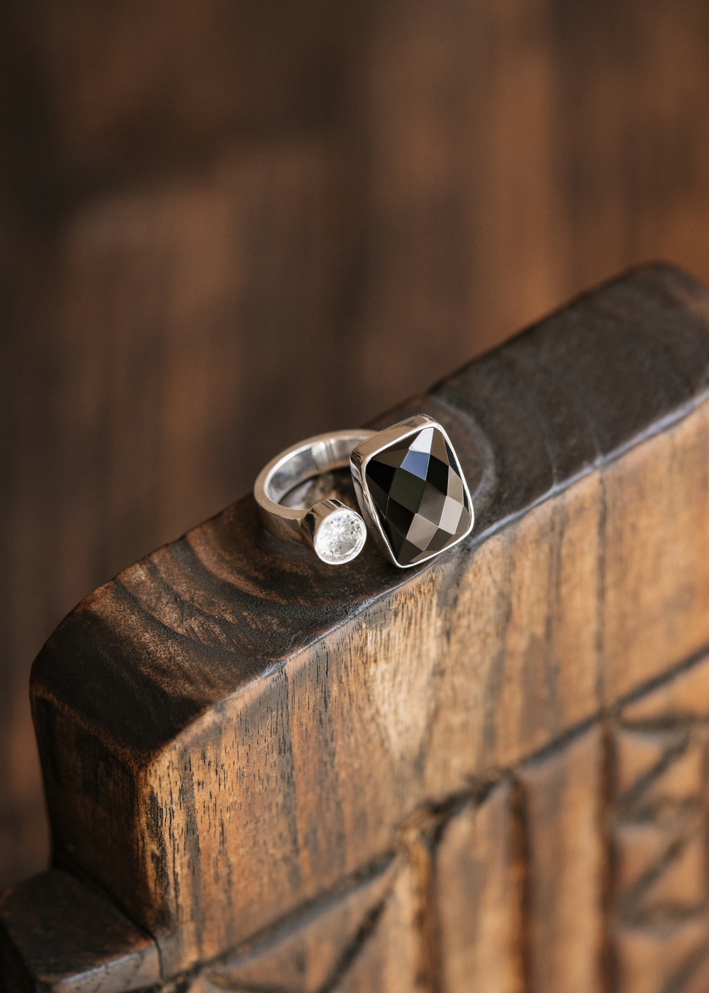 Кольцо «Дуо» с прямоугольным черным ониксом и белым топазом