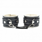 Черные наручники с бежевым подкладом (Цвет: черный с бежевым)