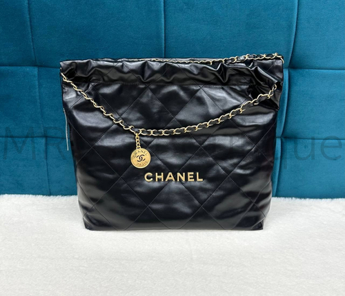 Сумка Chanel 22 из кожи черного цвета с золотой цепочкой