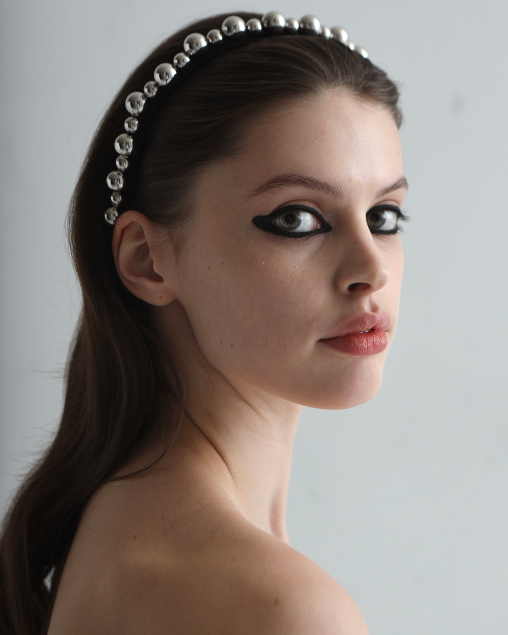 Тонкий ободок из шелка с серебристыми бусинами