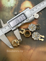 Накладки на пуговицы золотистые в форме цветка со стразами (клипсы)