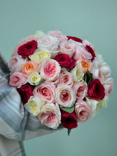 56. Букет из английской пионовидной и садовой розы