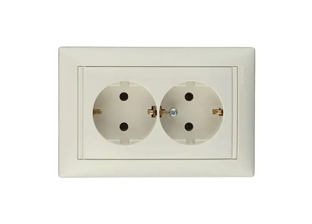 Розетка двойная с заземлением слоновая кость Legrand Valena 774370