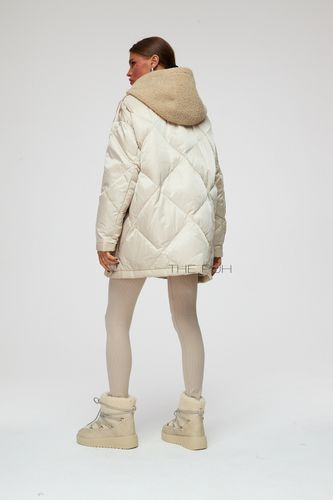 Бежевый пуховик с отделкой из овчины
