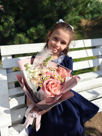 Нежный букет с пионвидными розами, герберами и пером