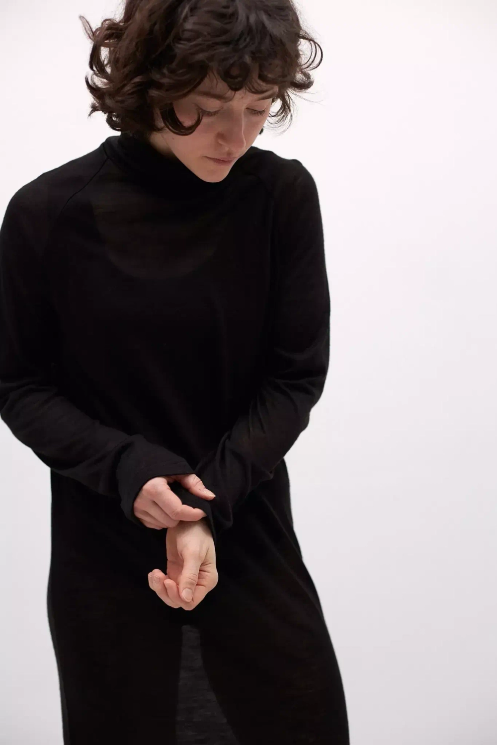 Платье из трикотажа со стойкой черного цвета с поясом