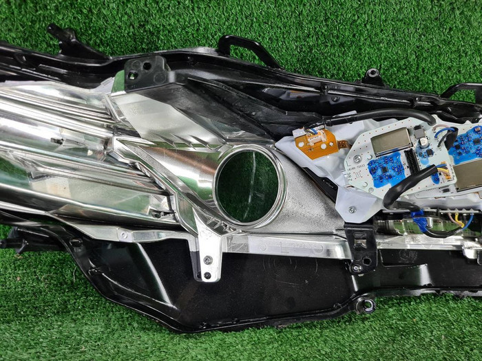 Стекло фары левое Toyota Camry xv70 (2020-н.в.)