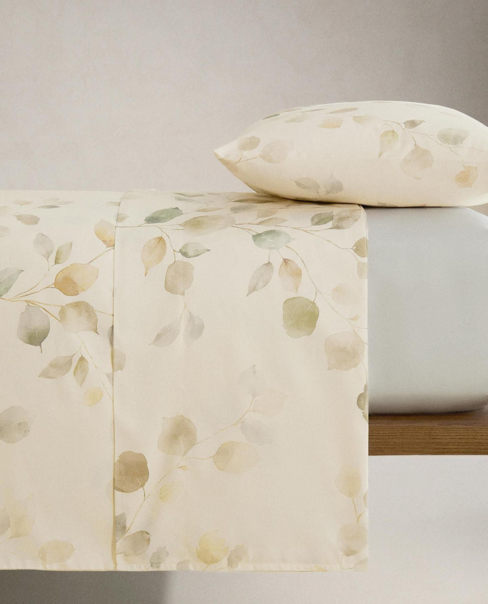 Zara Home - Простыня из атласа с принтом листьев, экрю, 270x280 см