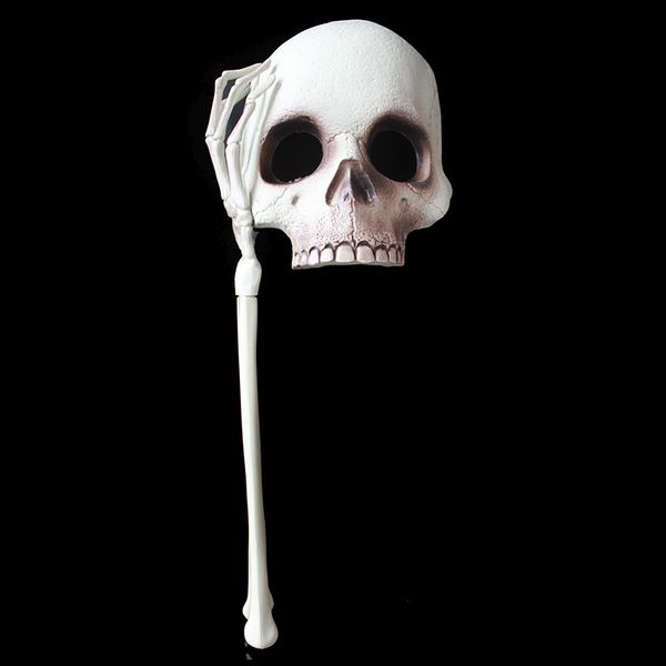 Маска череп с рукой на кости