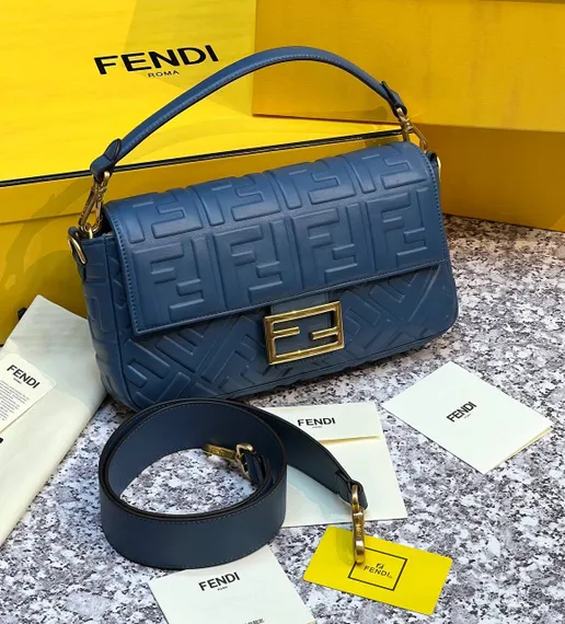 Сумка из кожи Fendi Baguette синий