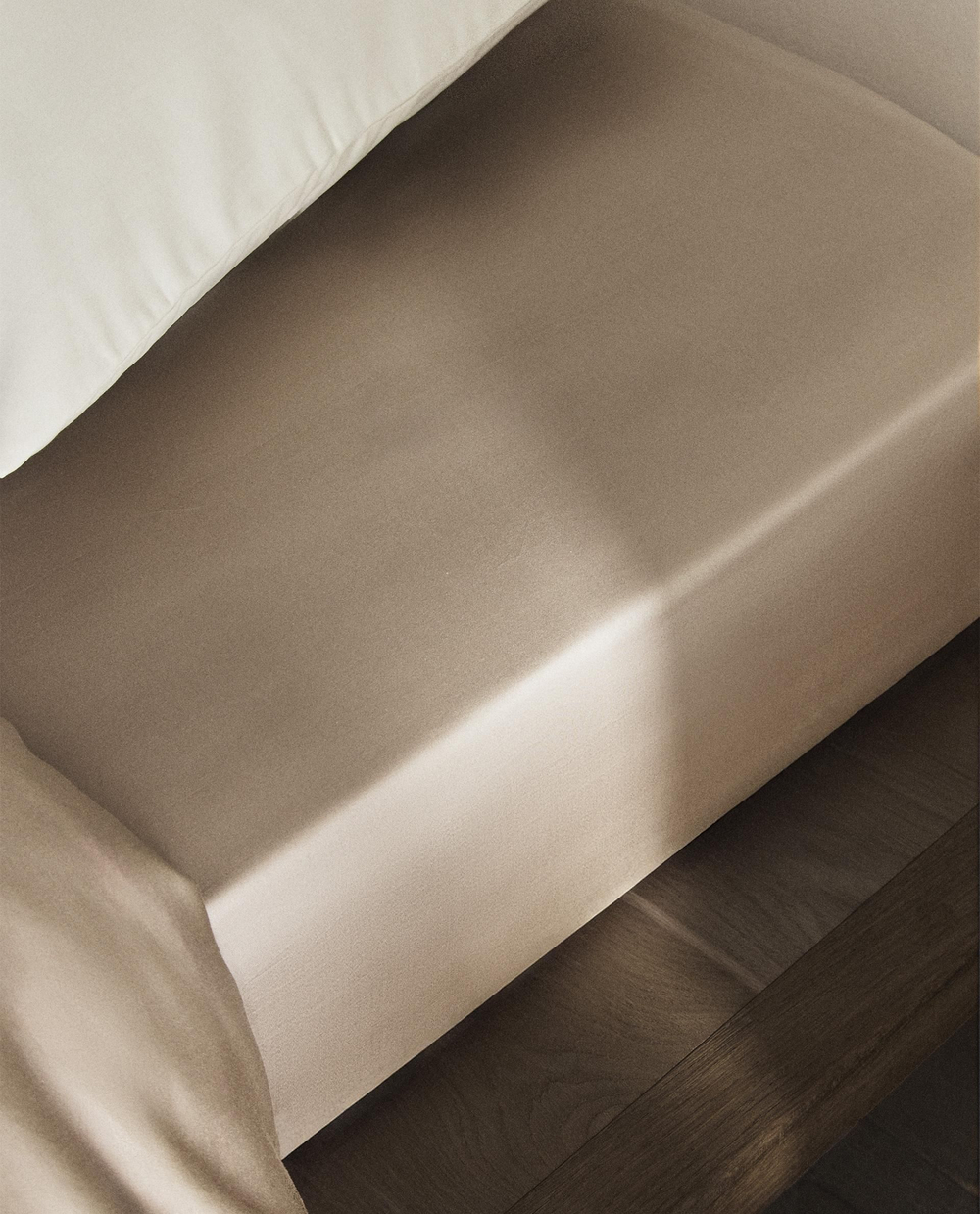 Zara Home - Атласная простыня с эластичной лентой, высота 40 см (500 нитей), серый, 90х200х40 см