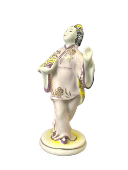 Фарфоровая статуэтка "Китаянка с веером" Гжель
