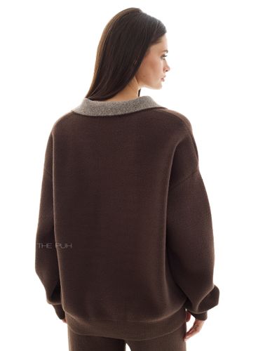 Шоколадный костюм с вышивкой и воротом-поло