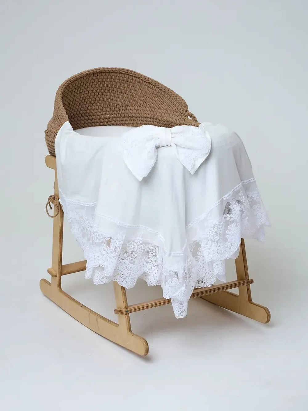 Кружевной уголок и бант на выписку