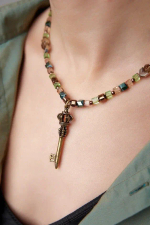 Mosaic Колье c подвеской с зелеными кристаллами арт.2500