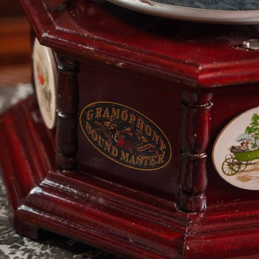 Настольный граммофон в классическом стиле