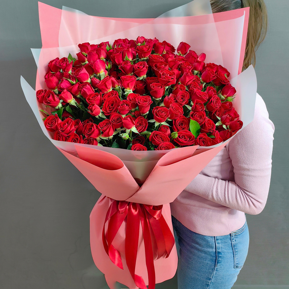 Букет из 35 красных кустовых роз