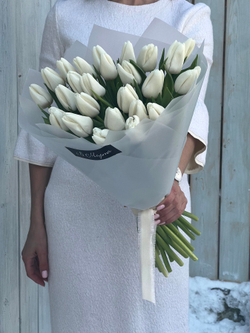 Белые тюльпаны в стильном дизайне от Флора Маркет